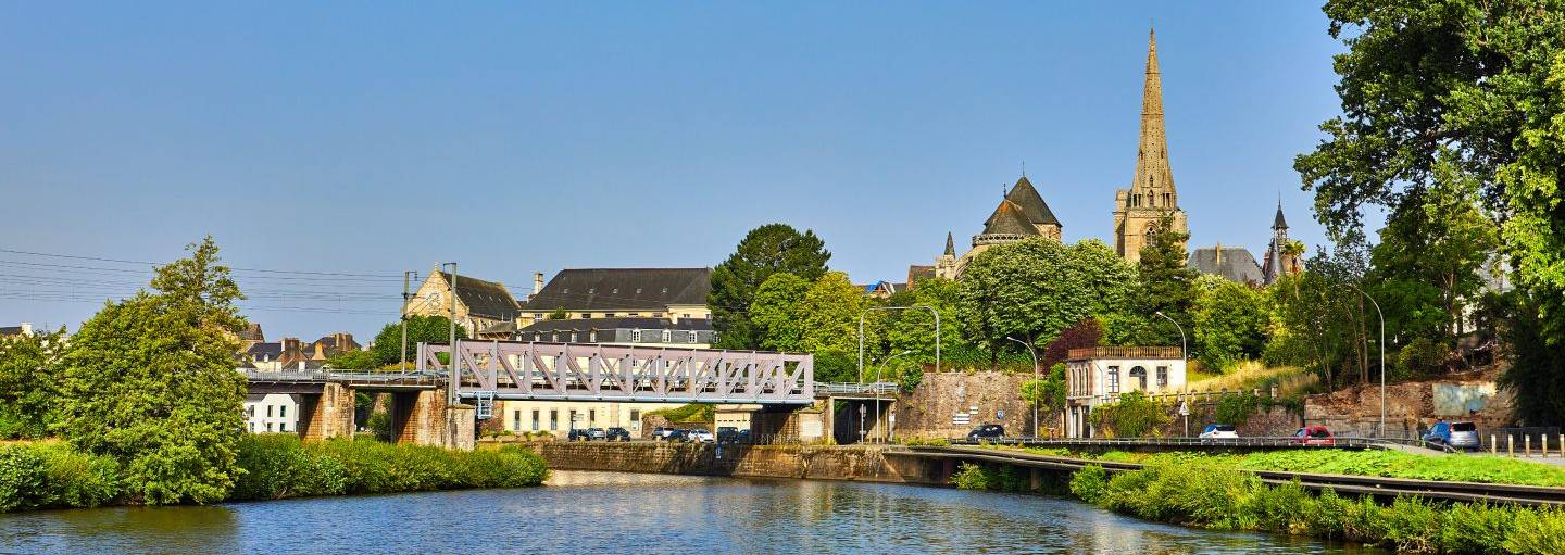 Vue d'une ville bretonne avec pont, rivière et clocher, secteur diagnostics vente