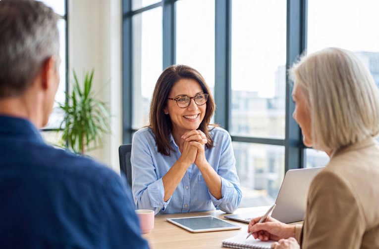 Conseillère souriante échangeant avec des clients pour une demande de devis