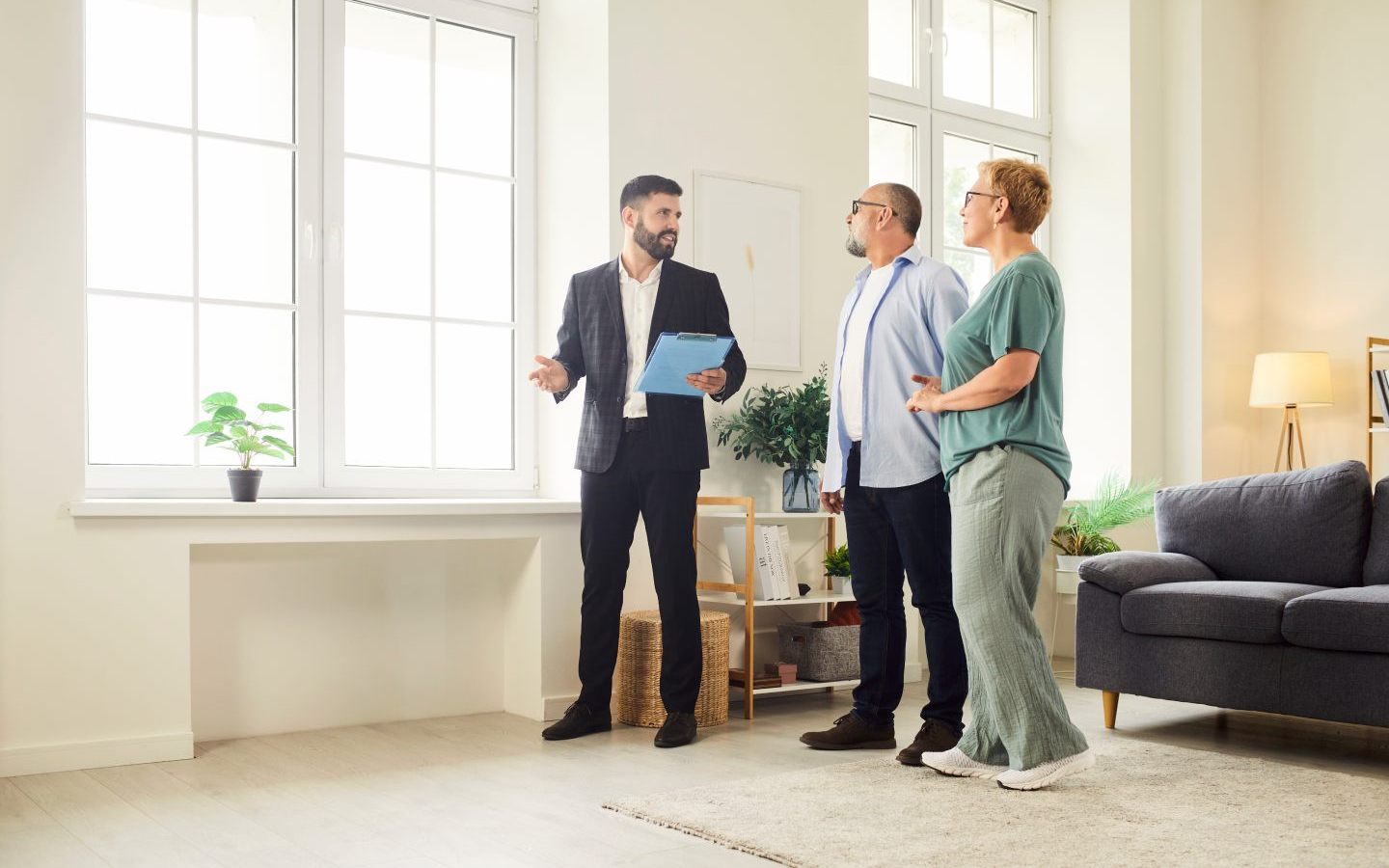 Diagnostiqueur échangeant avec un couple lors d'une visite de diagnostic immobilier