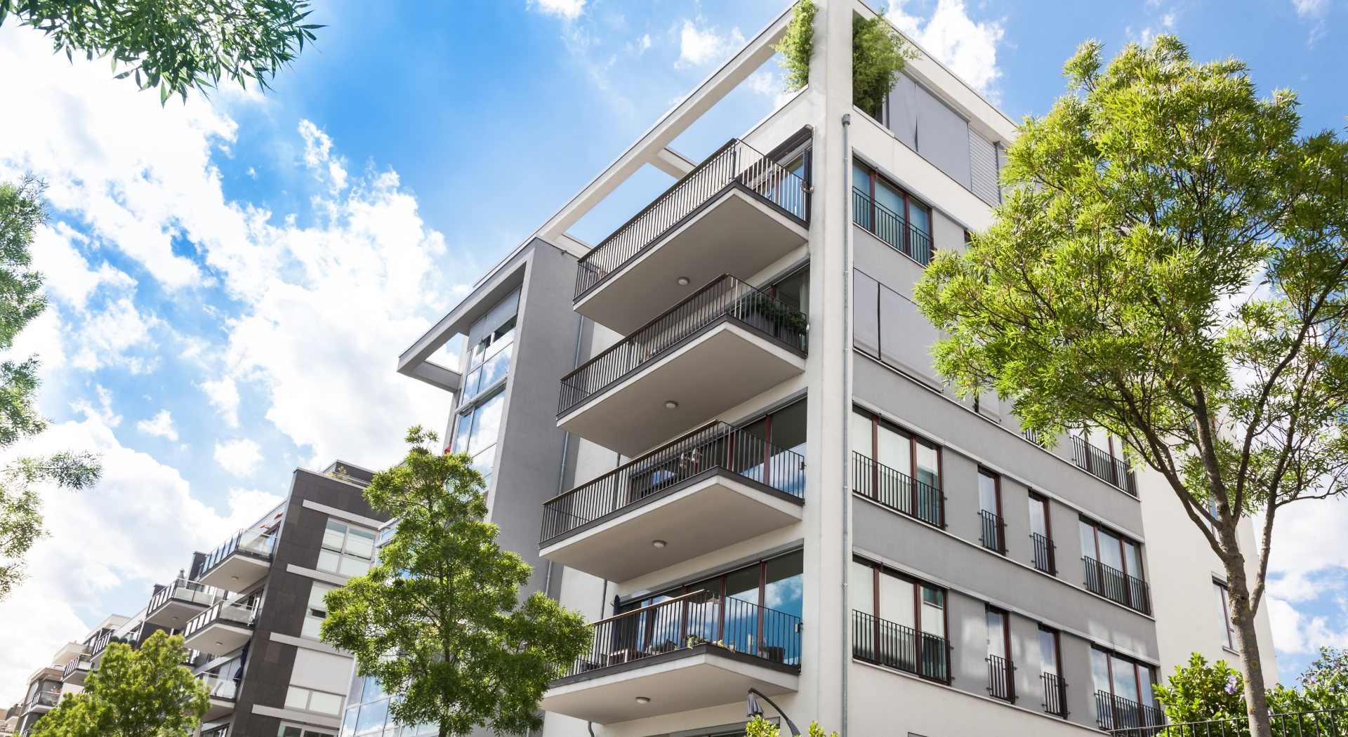 Immeuble de copropriété avec balcons, illustrant les diagnostics DTG et DTA