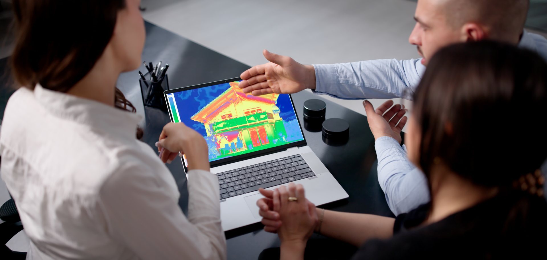 Image thermique d'une maison affichée sur ordinateur pour un diagnostic DPE