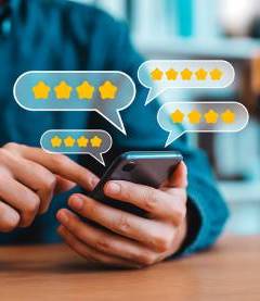 Client laissant un avis 5 étoiles depuis son smartphone